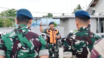 Pastikan Apron Bebas FOD, Personel Lanud Sjamsudin Noor Sisir Benda Asing Jaga Keselamatan Penerbangan Tetap Aman