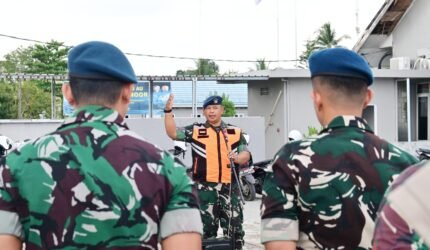 Pastikan Apron Bebas FOD, Personel Lanud Sjamsudin Noor Sisir Benda Asing Jaga Keselamatan Penerbangan Tetap Aman - Teropong Rakyat