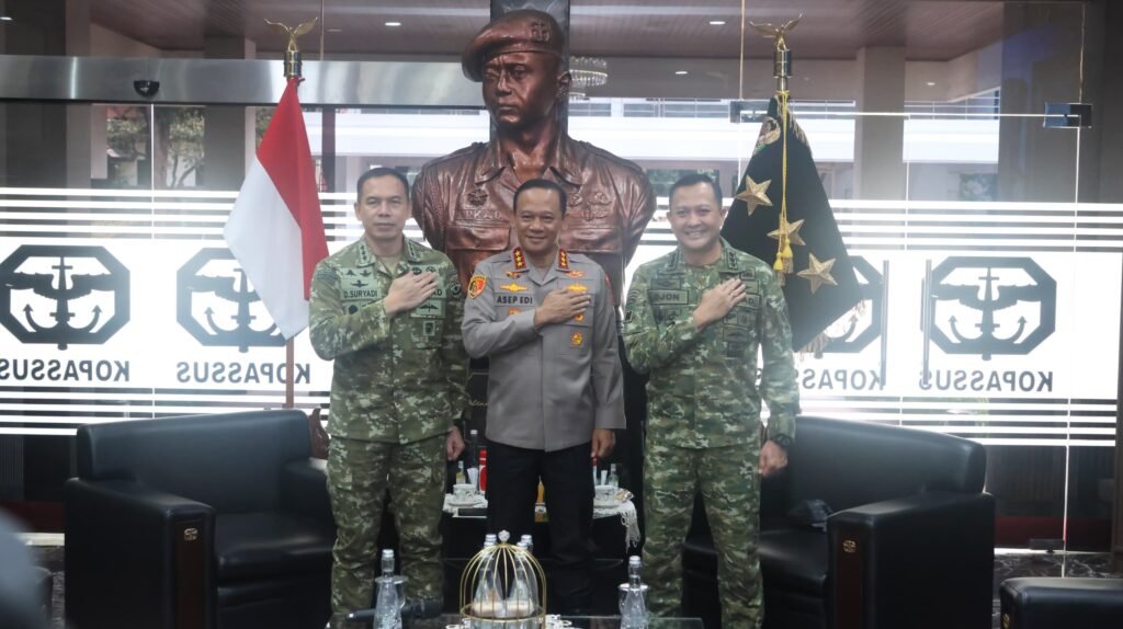 Portal Berita Indonesia dan Dunia Terkini Hari Ini, Update Harian Terbaru, Terlengkap, Tajam, Aktual dan Berimbang. Kapolda Metro Jaya dan Pangdam Jaya Sambangi Mako Kopassus Cijantung, Pererat Sinergi Bersama Pangkopassus - Teropong Rakyat