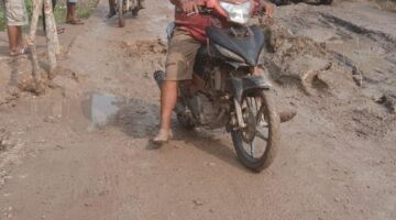 Puluhan Mobil Roda Empat dan Roda Enam Terpuruk saat Lewati Jalan Lintas yang Rusak