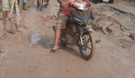 Puluhan Mobil Roda Empat dan Roda Enam Terpuruk saat Lewati Jalan Lintas yang Rusak - Teropong Rakyat