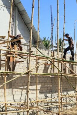 Di Bawah Terik Matahari, Satgas TMMD dan Warga Kompak Bangun Pastori Gereja