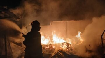 Pabrik Pallet di Wagir Terbakar Dini Hari, Api Diduga Berasal dari Mesin Pemotong Kayu