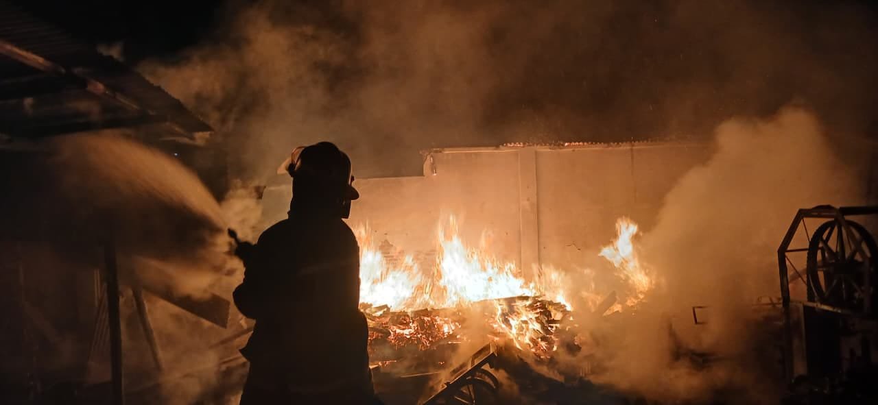 Pabrik Pallet di Wagir Terbakar Dini Hari, Api Diduga Berasal dari Mesin Pemotong Kayu