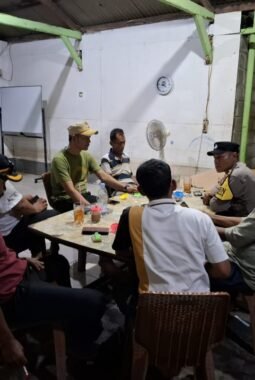 Bhabinkamtibmas Muara Angke Sambangi Sekretariat RW 22, Perkuat Sinergi dan Sampaikan Imbauan Kamtibmas kepada Warga