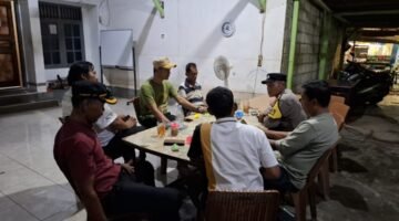 Bhabinkamtibmas Muara Angke Sambangi Sekretariat RW 22, Perkuat Sinergi dan Sampaikan Imbauan Kamtibmas kepada Warga