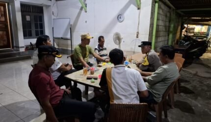 Bhabinkamtibmas Muara Angke Sambangi Sekretariat RW 22, Perkuat Sinergi dan Sampaikan Imbauan Kamtibmas kepada Warga - Teropong Rakyat
