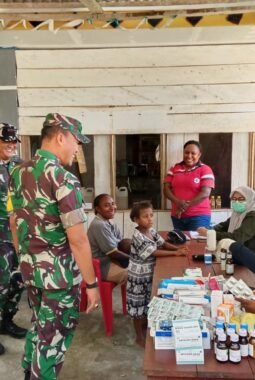 Sentuhan Kemanusiaan TMMD Ke-129, Satgas Kodim 1807/Sorong Selatan Gelar Pengobatan Gratis untuk Warga Kampung Sesor