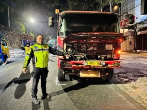 Portal Berita Indonesia dan Dunia Terkini Hari Ini, Update Harian Terbaru, Terlengkap, Tajam, Aktual dan Berimbang. Pemotor Asal Sumenep Tewas Usai Tabrak Truk Mogok di Depan Ruko McDonald's Kota Malang - Teropong Rakyat