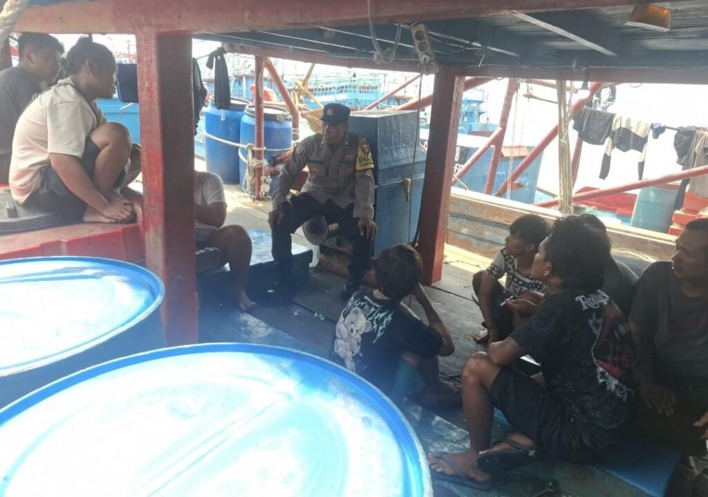 Bhabinkamtibmas Muara Angke Polsek Kawasan Sunda Kelapa Intensifkan DDS dan Sambang kepada ABK Kapal di Pelabuhan Muara Angke untuk Perkuat Harkamtibmas - Teropong Rakyat