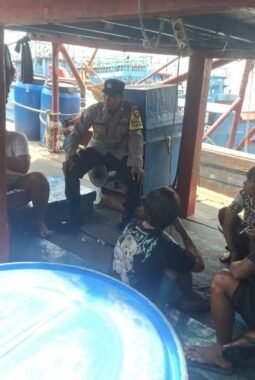 Bhabinkamtibmas Muara Angke Polsek Kawasan Sunda Kelapa Intensifkan DDS dan Sambang kepada ABK Kapal di Pelabuhan Muara Angke untuk Perkuat Harkamtibmas