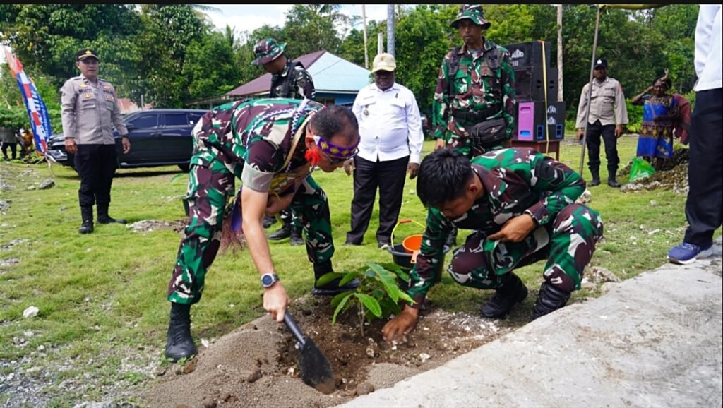 Hijaukan Kampung, Sejahterakan Warga! Satgas TMMD Ke-129 Tanam 500 Pohon Produktif untuk Masa Depan Masyarakat Sesor - Teropong Rakyat