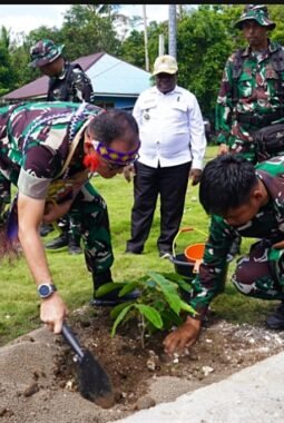 Hijaukan Kampung, Sejahterakan Warga! Satgas TMMD Ke-129 Tanam 500 Pohon Produktif untuk Masa Depan Masyarakat Sesor