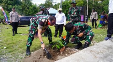 Hijaukan Kampung, Sejahterakan Warga! Satgas TMMD Ke-129 Tanam 500 Pohon Produktif untuk Masa Depan Masyarakat Sesor
