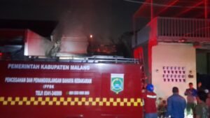 Damkar Kabupaten Malang Berjibaku Padamkan Dua Kebakaran dalam Semalam, Selamatkan Wilayah dari Kobaran Api - Teropong Rakyat