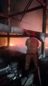 Damkar Kabupaten Malang Berjibaku Padamkan Dua Kebakaran dalam Semalam, Selamatkan Wilayah dari Kobaran Api - Teropong Rakyat