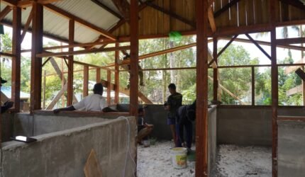 Pembangunan Rumah Ke-1 Type 36 Semi Permanen Capai 68 Persen, Satgas TMMD Ke-129 Kodim 1807/Sorong Selatan Terus Wujudkan Hunian Layak bagi Masyarakat - Teropong Rakyat