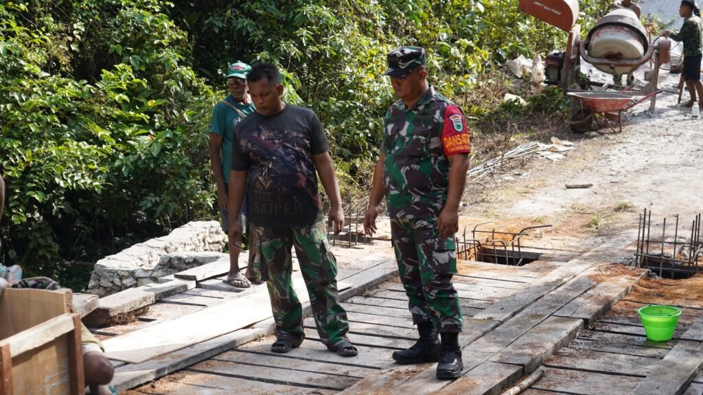Portal Berita Indonesia dan Dunia Terkini Hari Ini, Update Harian Terbaru, Terlengkap, Tajam, Aktual dan Berimbang. Dansatgas TMMD Ke-129 Tinjau Langsung Rehab Jembatan di Kampung Sesor, Pastikan Pembangunan Tepat Sasaran dan Berkualitas - Teropong Rakyat