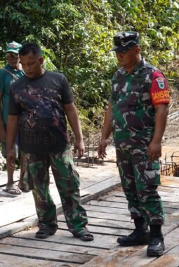 Dansatgas TMMD Ke-129 Tinjau Langsung Rehab Jembatan di Kampung Sesor, Pastikan Pembangunan Tepat Sasaran dan Berkualitas