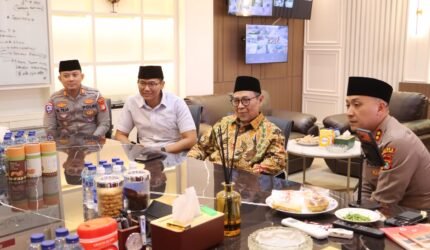 Perkuat Sinergi Ulama dan Polri, Ketua MUI Jakarta Utara Kunjungi Polres Pelabuhan Tanjung Priok dan Pimpin Doa Bersama - Teropong Rakyat