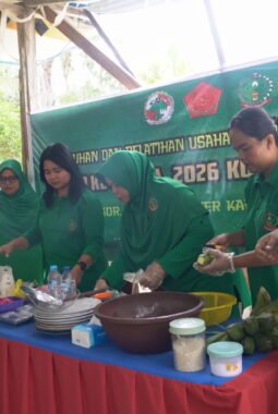 Dansatgas TMMD Ke-129 Kodim 1807/Sorong Selatan Bersama Persit Dorong Kemandirian Ekonomi Warga Melalui Penyuluhan dan Pelatihan UMKM