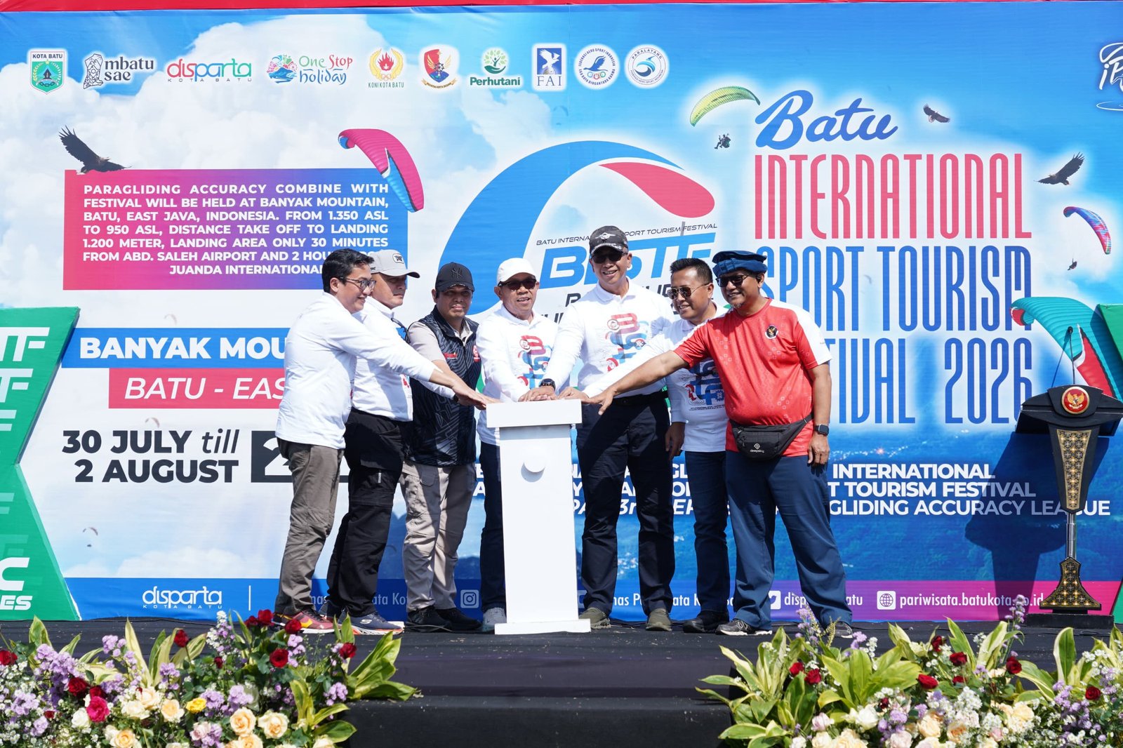 Wali Kota Nurochman Buka Kejuaraan Paralayang Batu International Sport Tourism Festival 2026