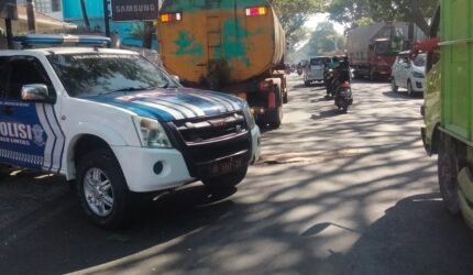 Pemotor Asal Sumenep Tewas Usai Tabrak Truk Mogok di Depan Ruko McDonald's Kota Malang - Teropong Rakyat