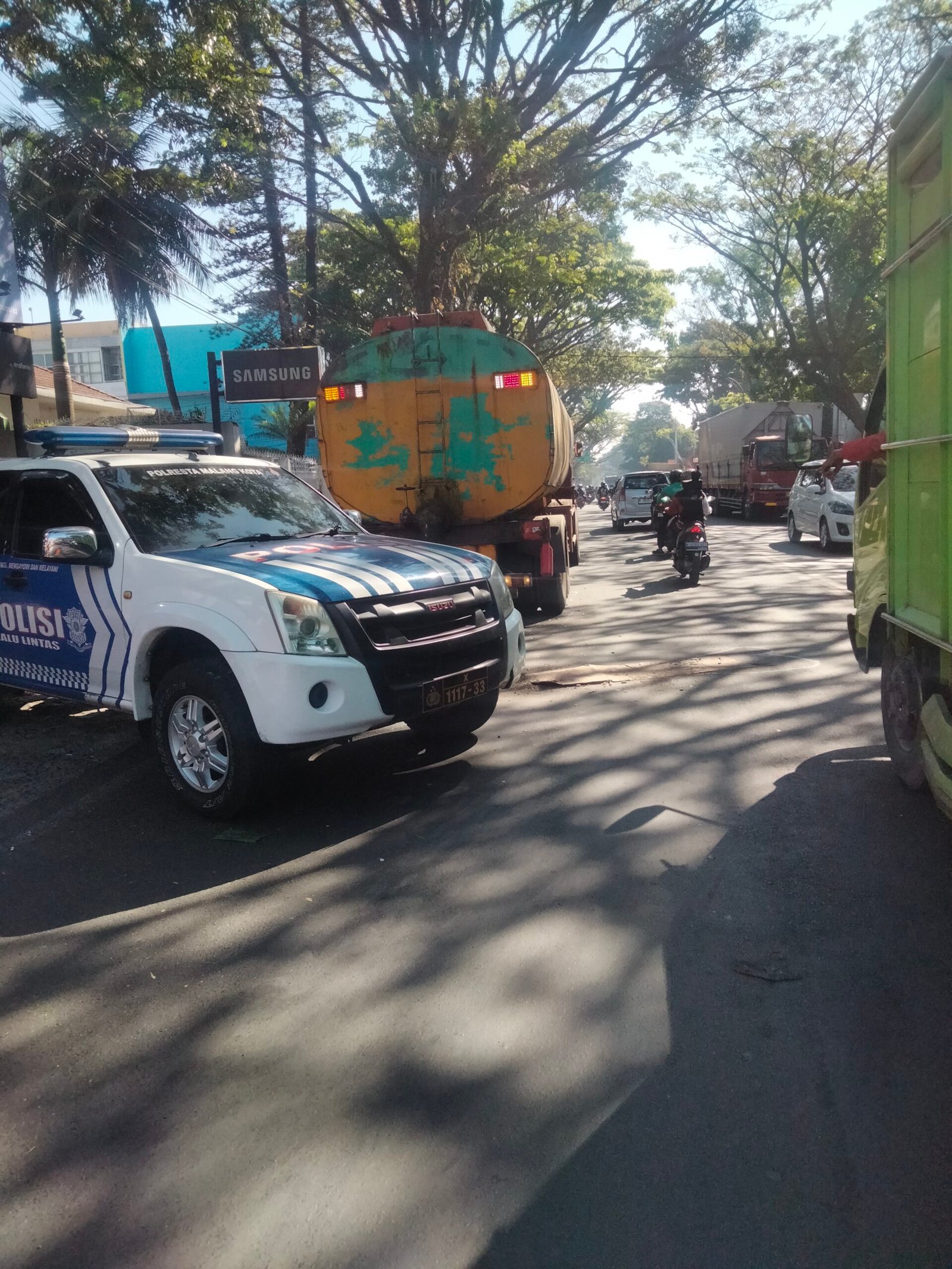 Pemotor Asal Sumenep Tewas Usai Tabrak Truk Mogok di Depan Ruko McDonald’s Kota Malang