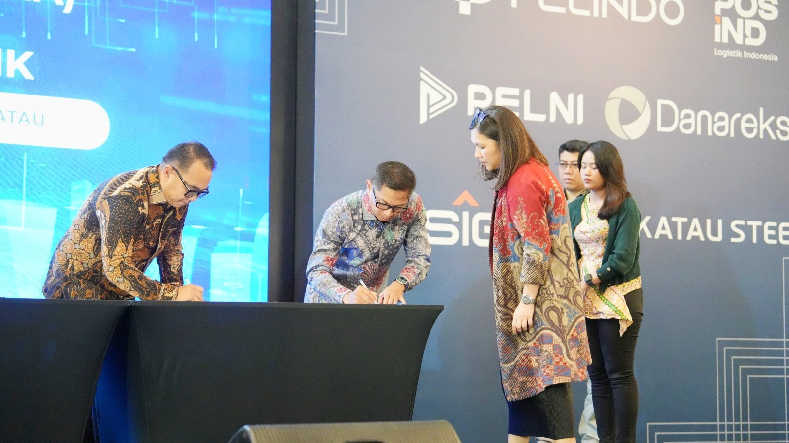 Portal Berita Indonesia dan Dunia Terkini Hari Ini, Update Harian Terbaru, Terlengkap, Tajam, Aktual dan Berimbang. Pelindo Dukung Konsolidasi Logistik BUMN untuk Perkuat Integrasi Rantai Pasok Nasional - Teropong Rakyat