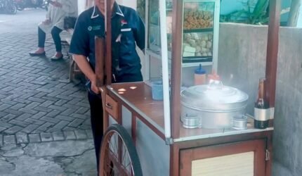 Suyono dan Bakso Krimon: Kisah Inspiratif Penjual Bakso yang Tak Pernah Menyerah - Teropong Rakyat