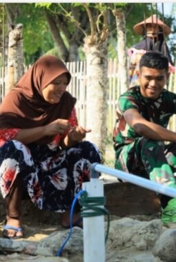 Di Balik Pekerjaan Fisik TMMD, Tersimpan Kisah Hangat Anggota TNI Bersama Mama Angkat