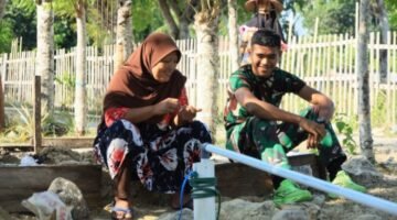 Di Balik Pekerjaan Fisik TMMD, Tersimpan Kisah Hangat Anggota TNI Bersama Mama Angkat