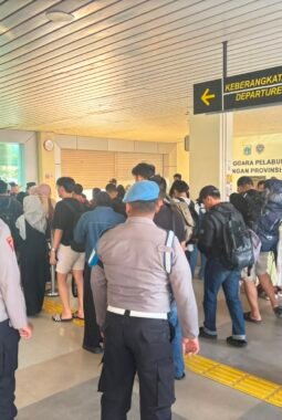 Polsek Kawasan Sunda Kelapa Perkuat Pelayanan dan Pengamanan Wisatawan Kepulauan Seribu di Dermaga Kali Adem