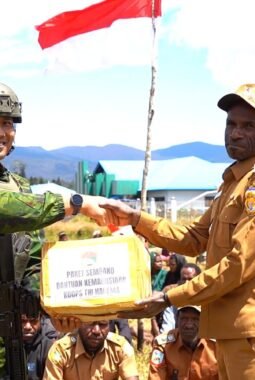 Tembus Medan Ekstrem, Koops TNI Habema Berhasil Salurkan 2 Ton Bantuan Kemanusiaan ke Tiga Distrik di Kabupaten Puncak