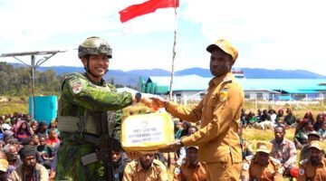 Tembus Medan Ekstrem, Koops TNI Habema Berhasil Salurkan 2 Ton Bantuan Kemanusiaan ke Tiga Distrik di Kabupaten Puncak