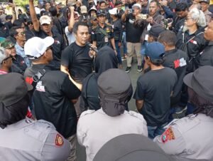 Portal Berita Indonesia dan Dunia Terkini Hari Ini, Update Harian Terbaru, Terlengkap, Tajam, Aktual dan Berimbang. Ratusan Massa Aksi Duduki Bendungan Lahor, PJT I Longgarkan Akses Kendaraan Usai Dialog - Teropong Rakyat