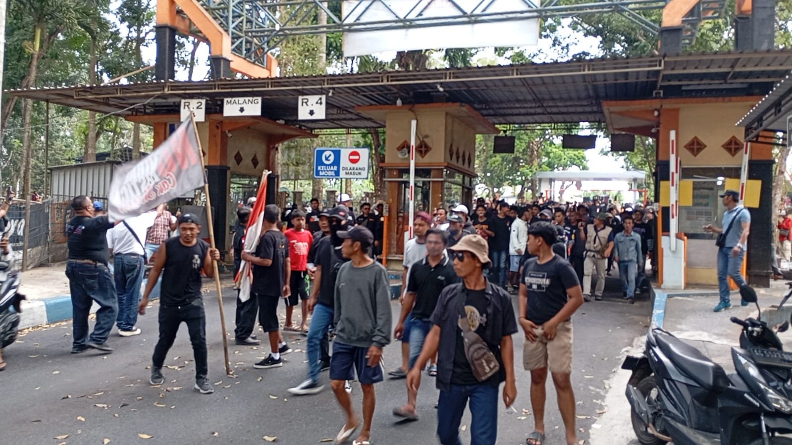 Ratusan Massa Aksi Duduki Bendungan Lahor, PJT I Longgarkan Akses Kendaraan Usai Dialog