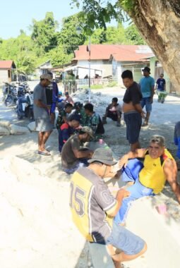 Hangatnya Kebersamaan, Satgas TMMD ke-129 Kodim 1505/Tidore Makan Bersama Warga di Lokasi Pekerjaan