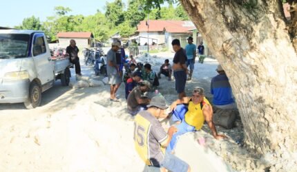 Hangatnya Kebersamaan, Satgas TMMD ke-129 Kodim 1505/Tidore Makan Bersama Warga di Lokasi Pekerjaan - Teropong Rakyat