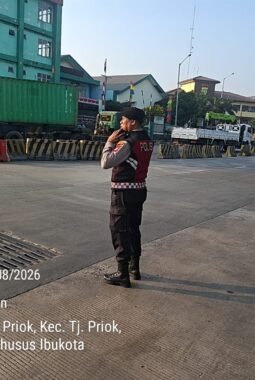 Personel Satsamapta dan Satlantas Polres Pelabuhan Tanjung Priok Laksanakan Pengaturan Lalu Lintas, Wujudkan Arus Lalin Aman, Lancar, dan Kondusif