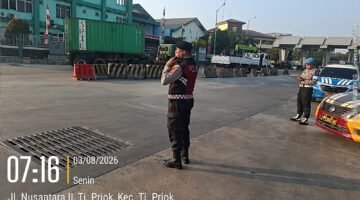 Personel Satsamapta dan Satlantas Polres Pelabuhan Tanjung Priok Laksanakan Pengaturan Lalu Lintas, Wujudkan Arus Lalin Aman, Lancar, dan Kondusif