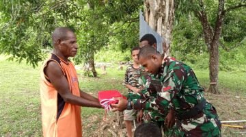 Semangat Kemerdekaan Berkibar di Kampung Sesor, Satgas TMMD Ke-129 Kodim 1807/Sorong Selatan Pasang Bendera Merah Putih