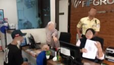 Suasana konflik yang terjadi terhadap Jurnalis saat di kantor FIF Cabang Tangcity Tangerang, Selasa (04/08/2026)
