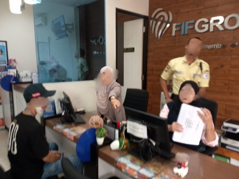 Suasana konflik yang terjadi terhadap Jurnalis saat di kantor FIF Cabang Tangcity Tangerang, Selasa (04/08/2026)