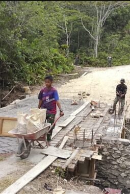 Rehab Jembatan TMMD Ke-129 Pengecoran Bagian Atas Jembatan Hampir Rampung, Akses Masyarakat Kampung Sesor Segera Lebih Aman dan Lancar