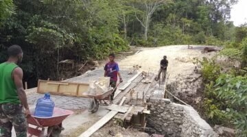 Rehab Jembatan TMMD Ke-129 Pengecoran Bagian Atas Jembatan Hampir Rampung, Akses Masyarakat Kampung Sesor Segera Lebih Aman dan Lancar