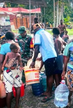 Koramil 1710-07/Mapurujaya Salurkan Bantuan Air Bersih untuk Warga Kampung Mwuare