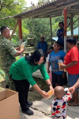 Canda Tawa Warnai Lokasi TMMD Ke-129, Kehangatan Dansatgas dan Ketua Persit Hadirkan Kebahagiaan bagi Mama-Mama dan Anak-Anak Kampung Sesor
