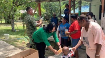 Canda Tawa Warnai Lokasi TMMD Ke-129, Kehangatan Dansatgas dan Ketua Persit Hadirkan Kebahagiaan bagi Mama-Mama dan Anak-Anak Kampung Sesor