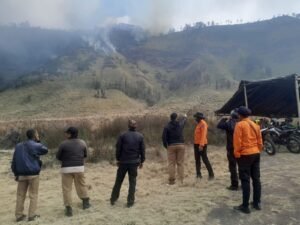 Portal Berita Indonesia dan Dunia Terkini Hari Ini, Update Harian Terbaru, Terlengkap, Tajam, Aktual dan Berimbang. Kebakaran Hutan di Kawasan Bromo Meluas, BPBD Kabupaten Malang Siaga Antisipasi Perambatan Api - Teropong Rakyat
